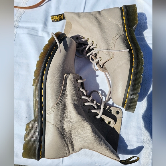 Authentic Dr. Martens 1460 Pascal Virginia Leather Boots – Parchment Beige - Picture 8 of 16